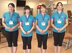 سبزه بالغ مجبور به تحقیر آمیز کردن یک کاراکتر سیاه پوست است