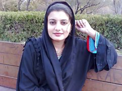 بانوی بالغ بیدمشک با پرشور و پرشور روی یک فالوس قوی تبدیل می شود