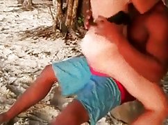 زن و شوهر داغ جنس پرشور در میز آشپزخانه است