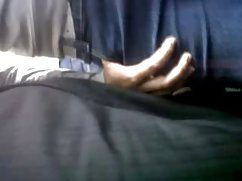 یک دختر جوان روسی در لباس زیر زنانه خودش را در مقابل دوربین لرزاند و به آرامش می کشد